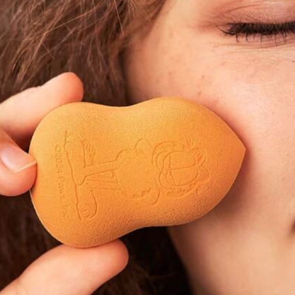 Garfield Makeup Powder Puff & Sponge 2pc Set Soft Teardrop Cartoon Orange Cat - Picture 3 of 5